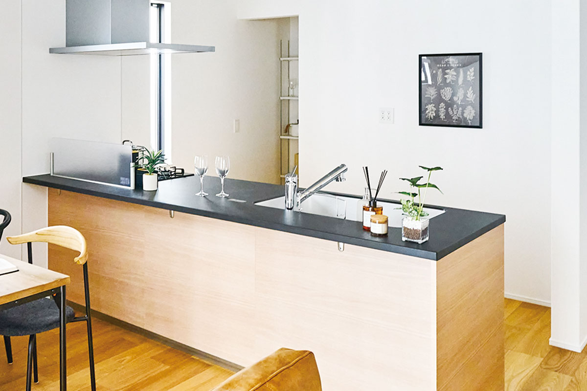 【開放感が溢れるゆとりの広々オープンキッチン】